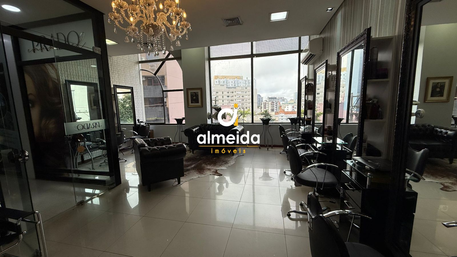 Ampla sala comercial mobiliada no santa maria shopping.
