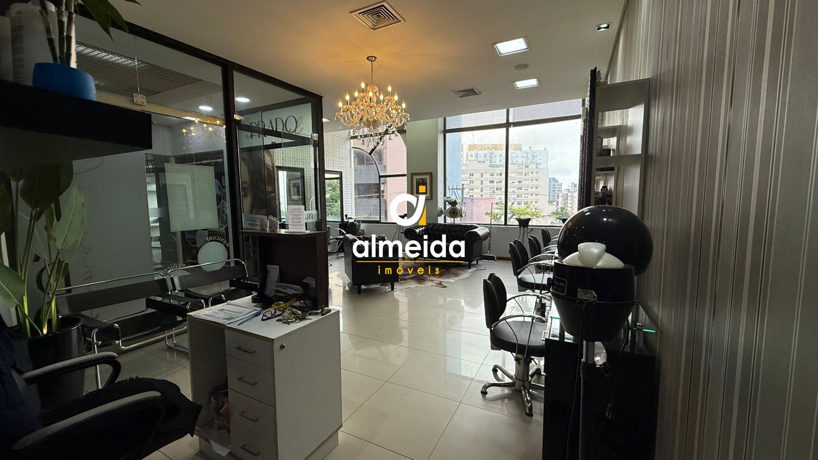 Ampla sala comercial mobiliada no santa maria shopping.