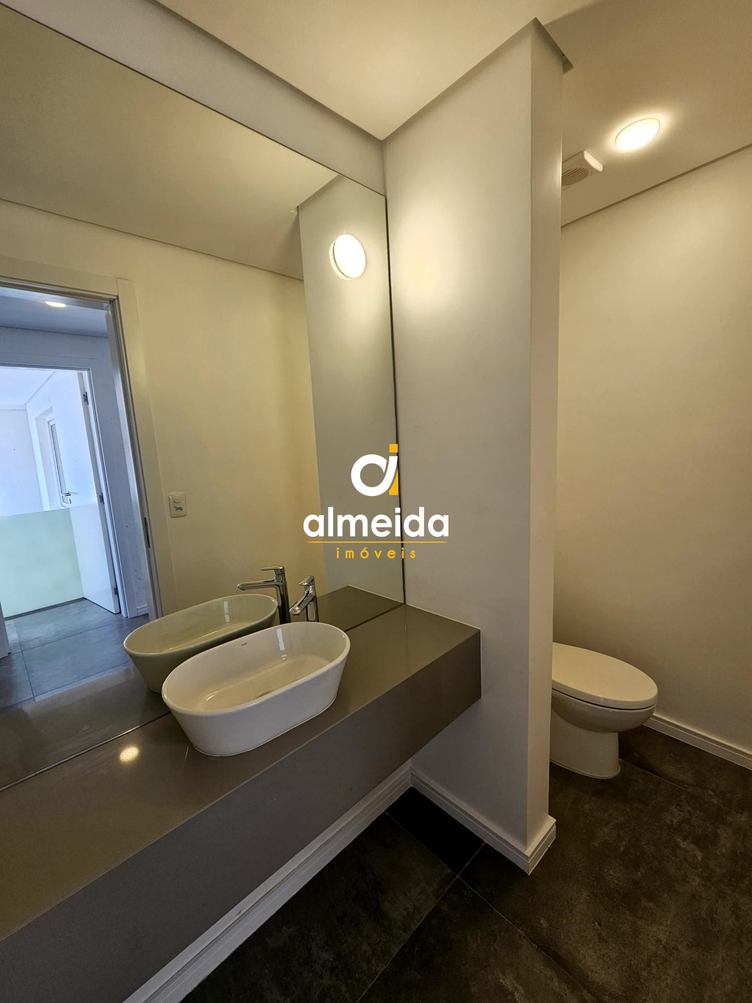 Projeto com acabamento refinado e materiais de alto padrão