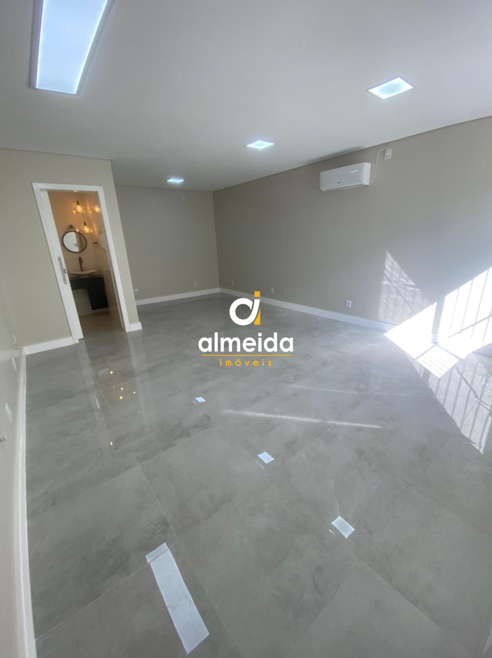 Sala comercial para alugar  no Centro - Santa Maria, RS. Imveis