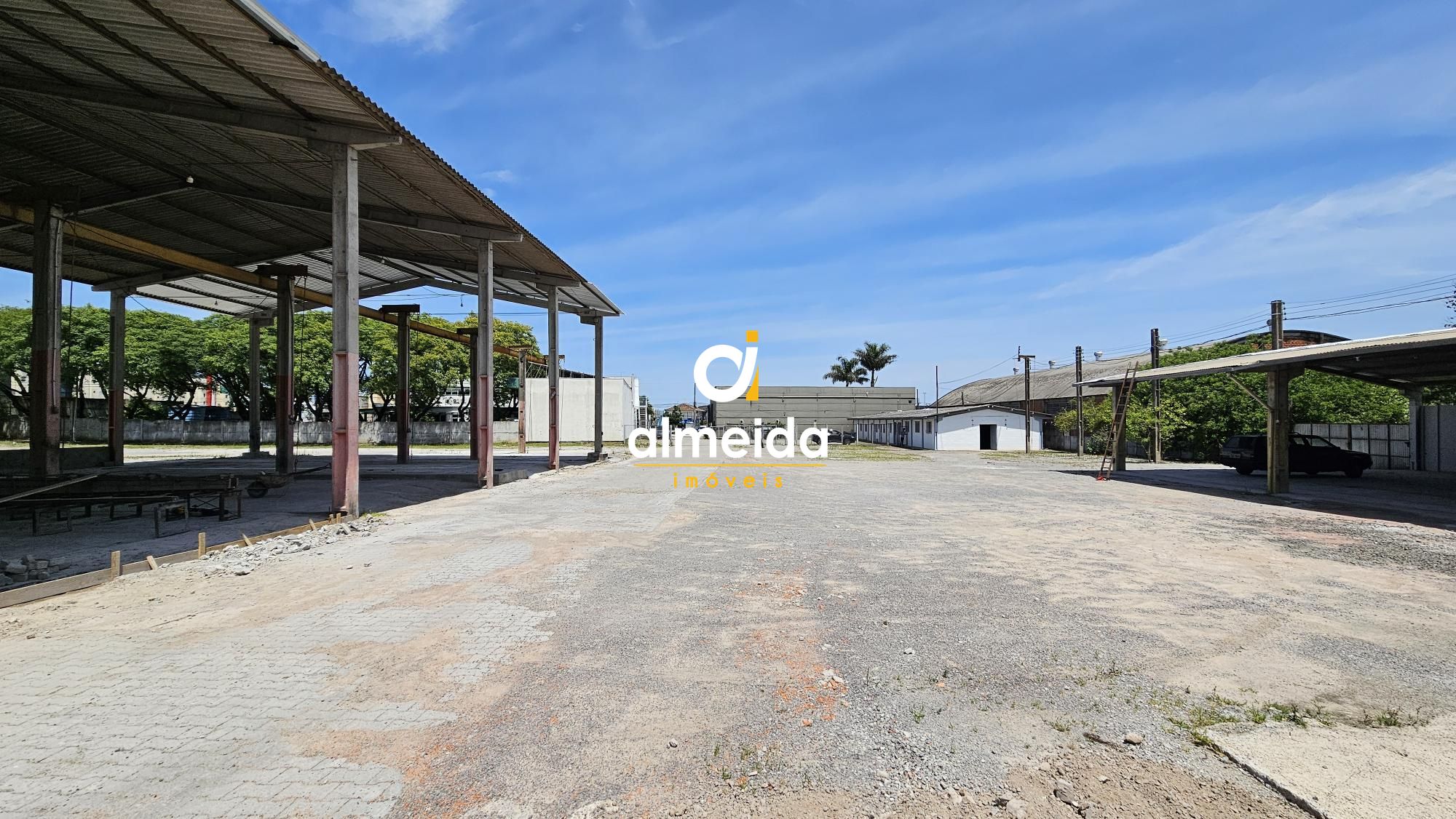 Área comercial com 3.667m² de área construída