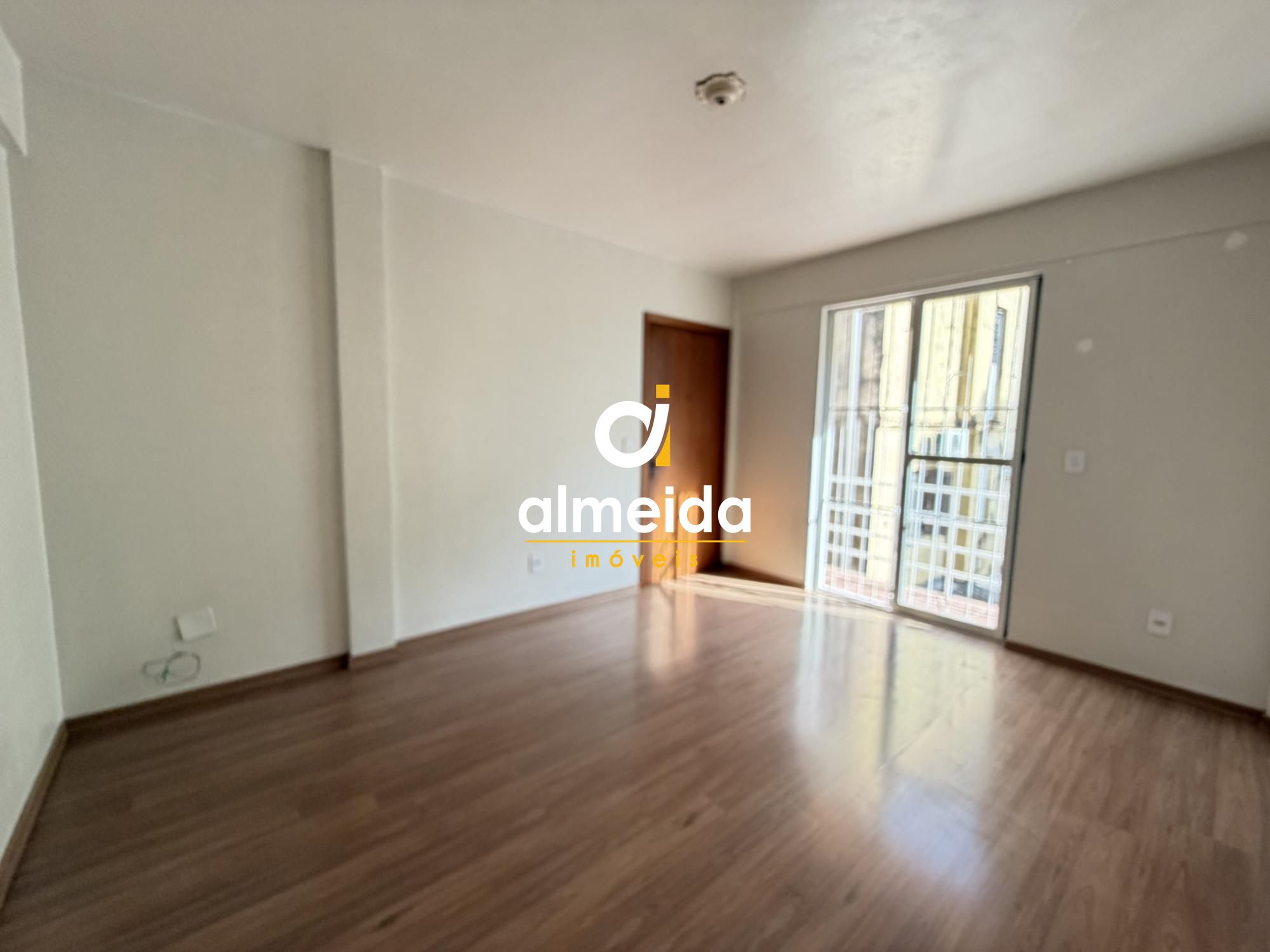 Apartamento 2 quartos, garagem no centro.