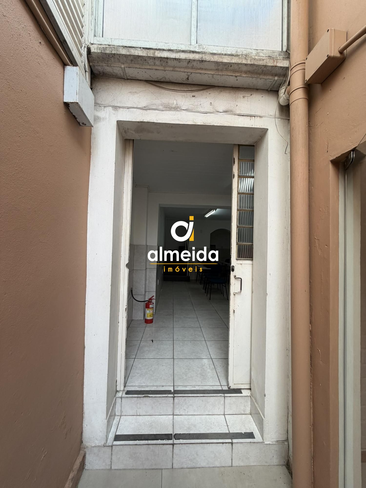 Sala comercial em excelente localizaçao no centro da cidade.