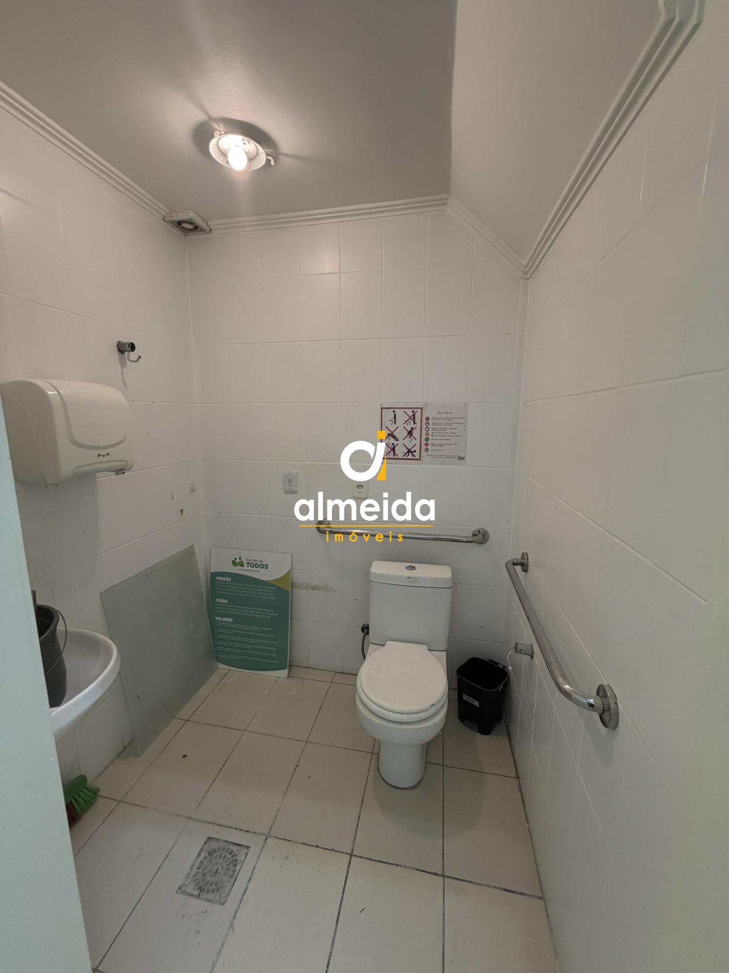 Ampla sala comercial com 2 andares no centro da cidade.