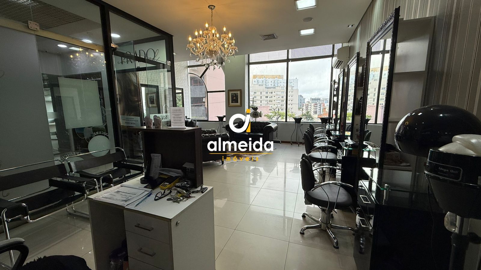 Ampla sala comercial mobiliada no santa maria shopping.