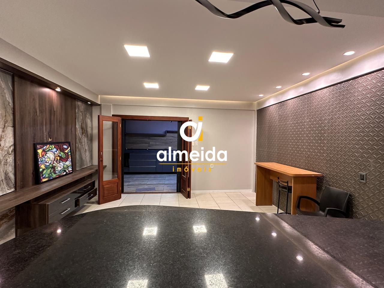 Casa térrea ampla com piscina localização estratégica com fá