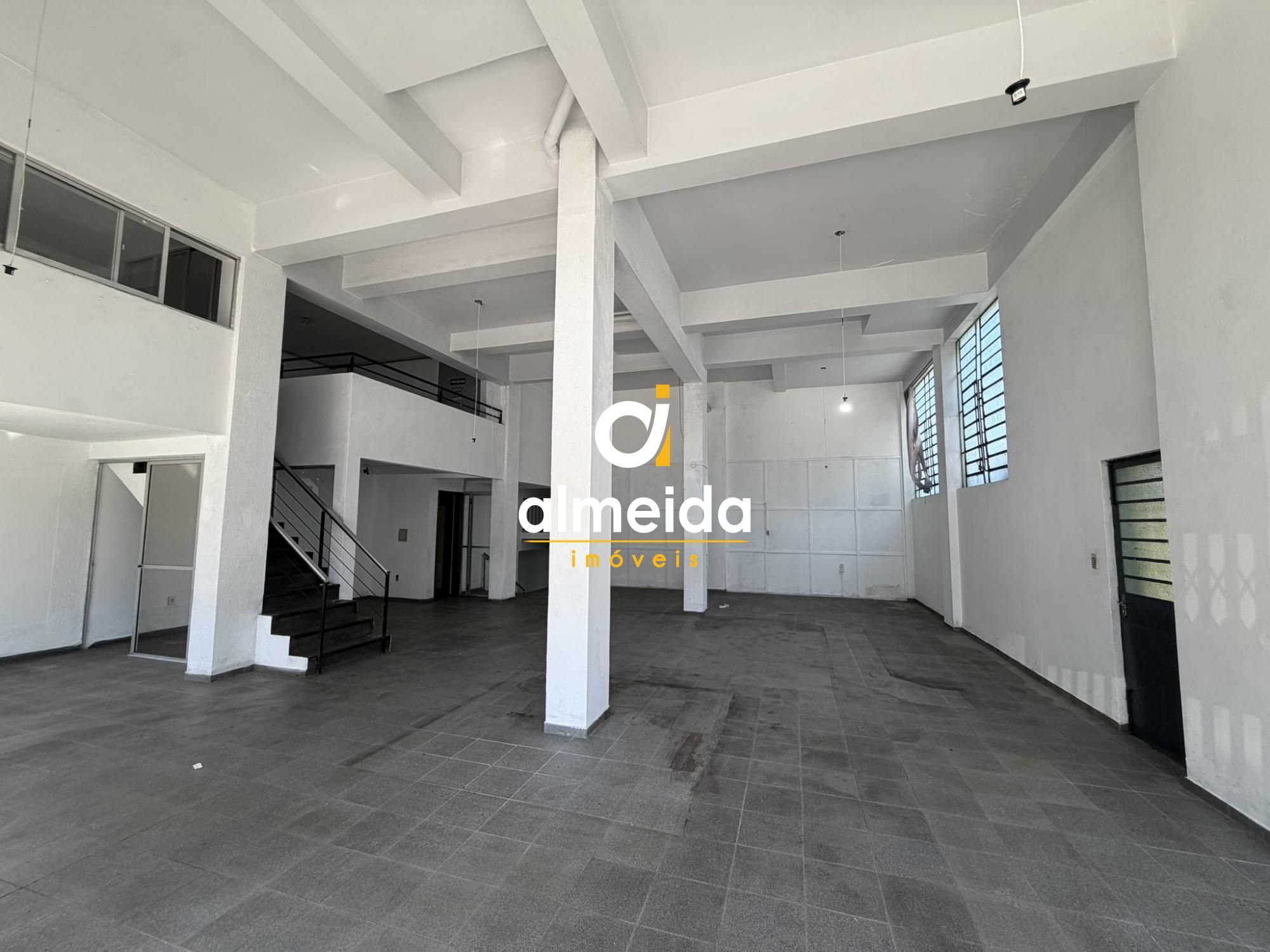 Ampla loja na avenida angelo bolson.