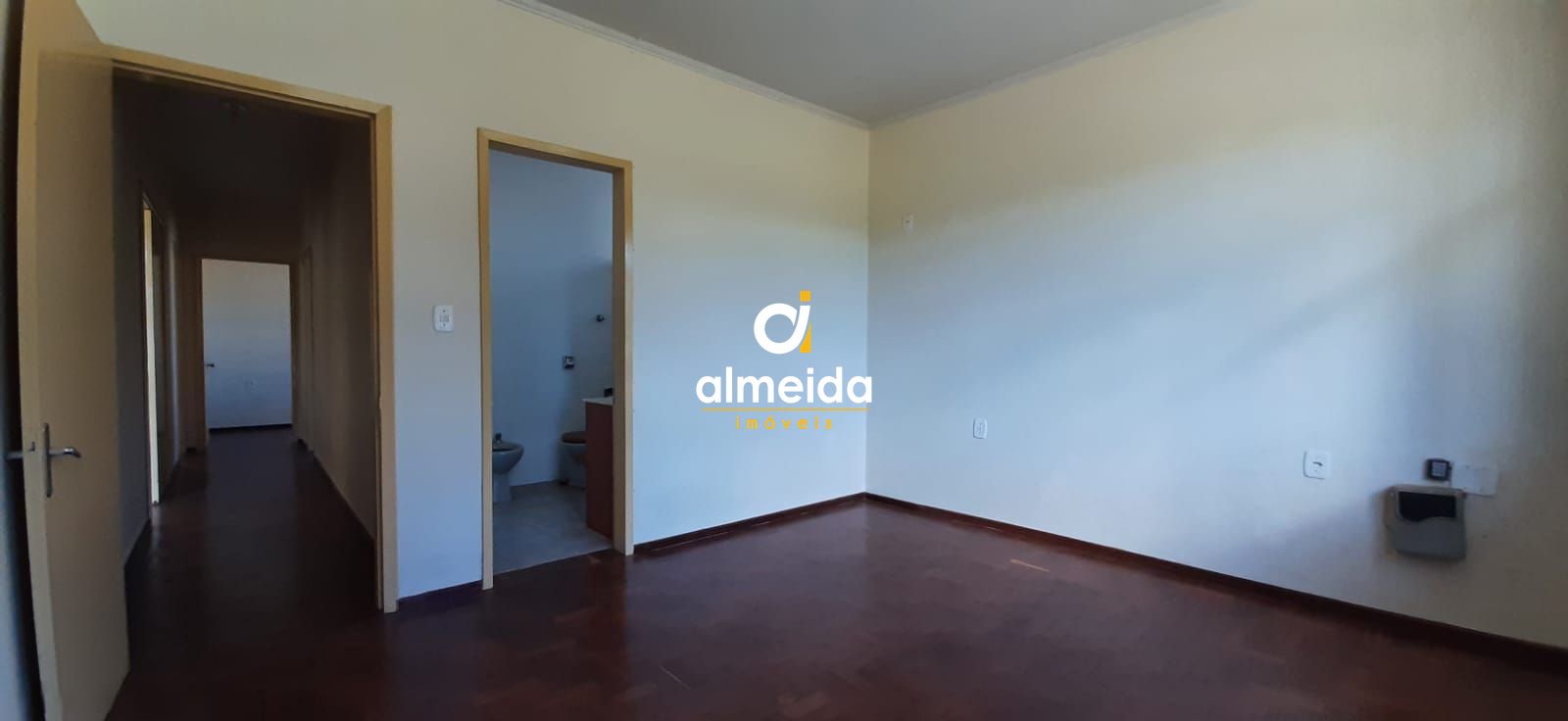 Ampla casa com 4 quartos com pátio em santa maria rs.