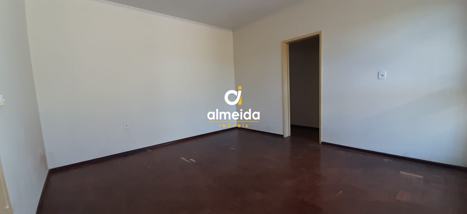 Ampla casa com 4 quartos com pátio em santa maria rs.
