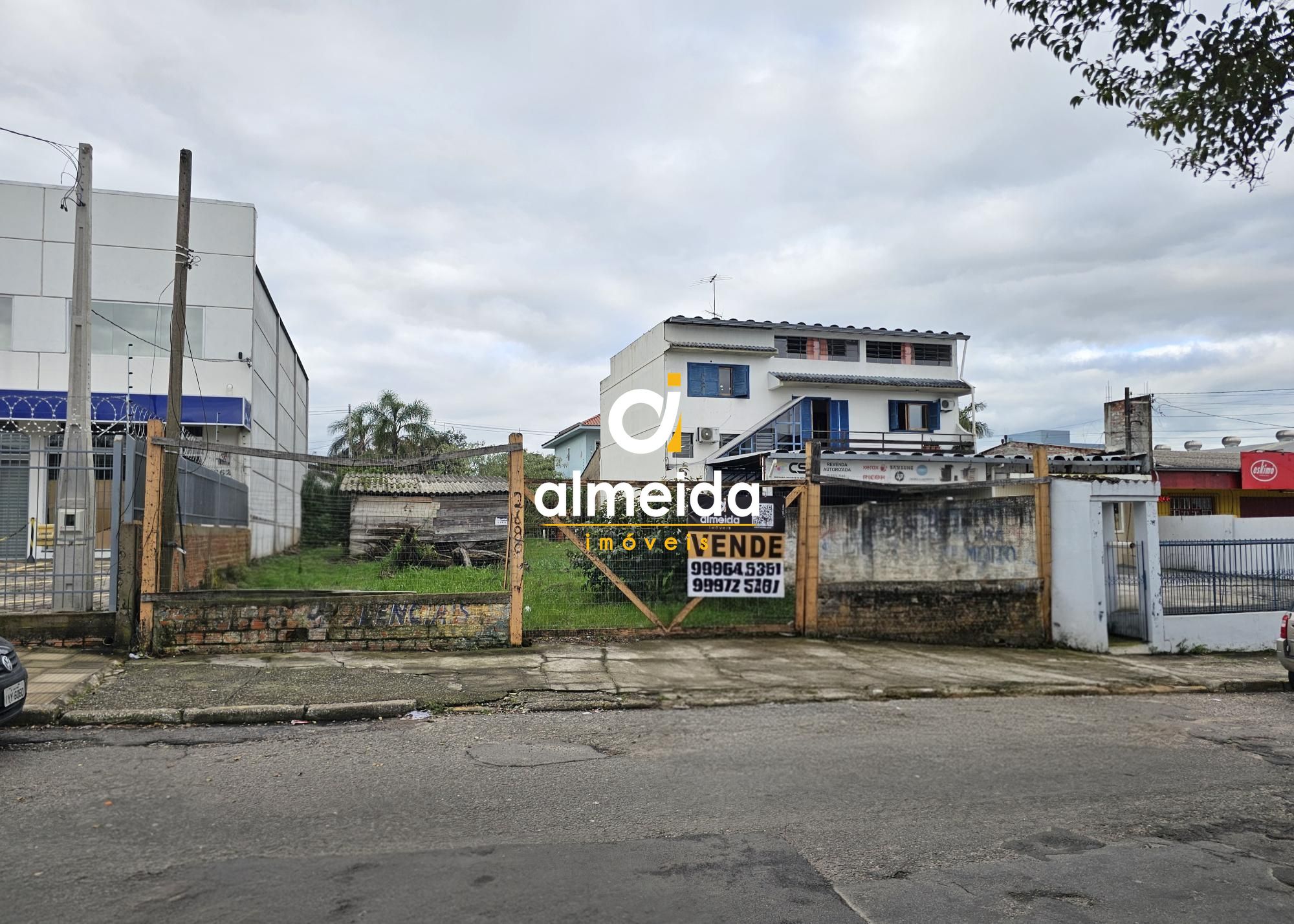 Terreno com frente para duas ruas
