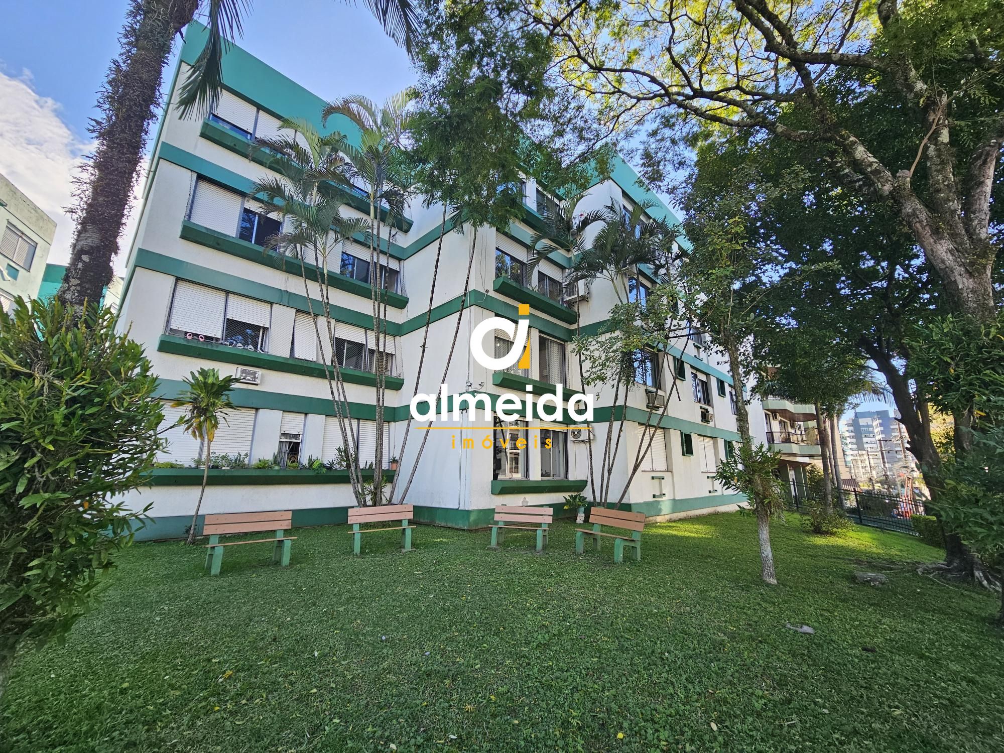 Apartamento amplo de 2 dormitórios no centro de santa maria 