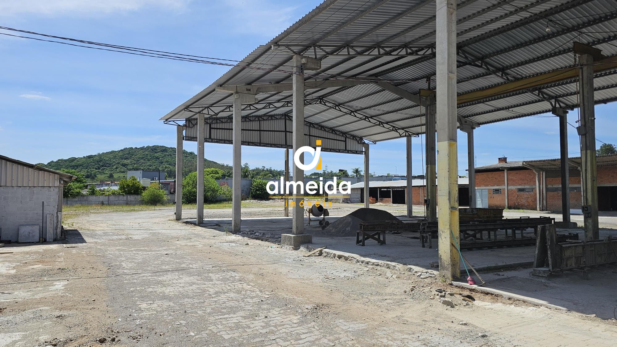 Área comercial com 3.667m² de área construída