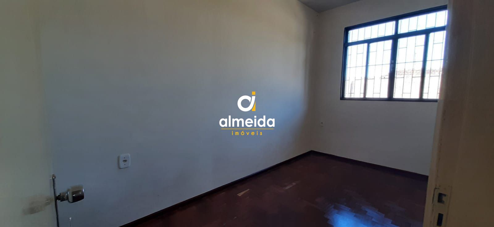 Ampla casa com 4 quartos com pátio em santa maria rs.