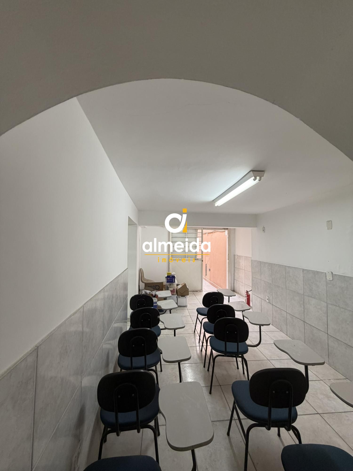 Sala comercial em excelente localizaçao no centro da cidade.