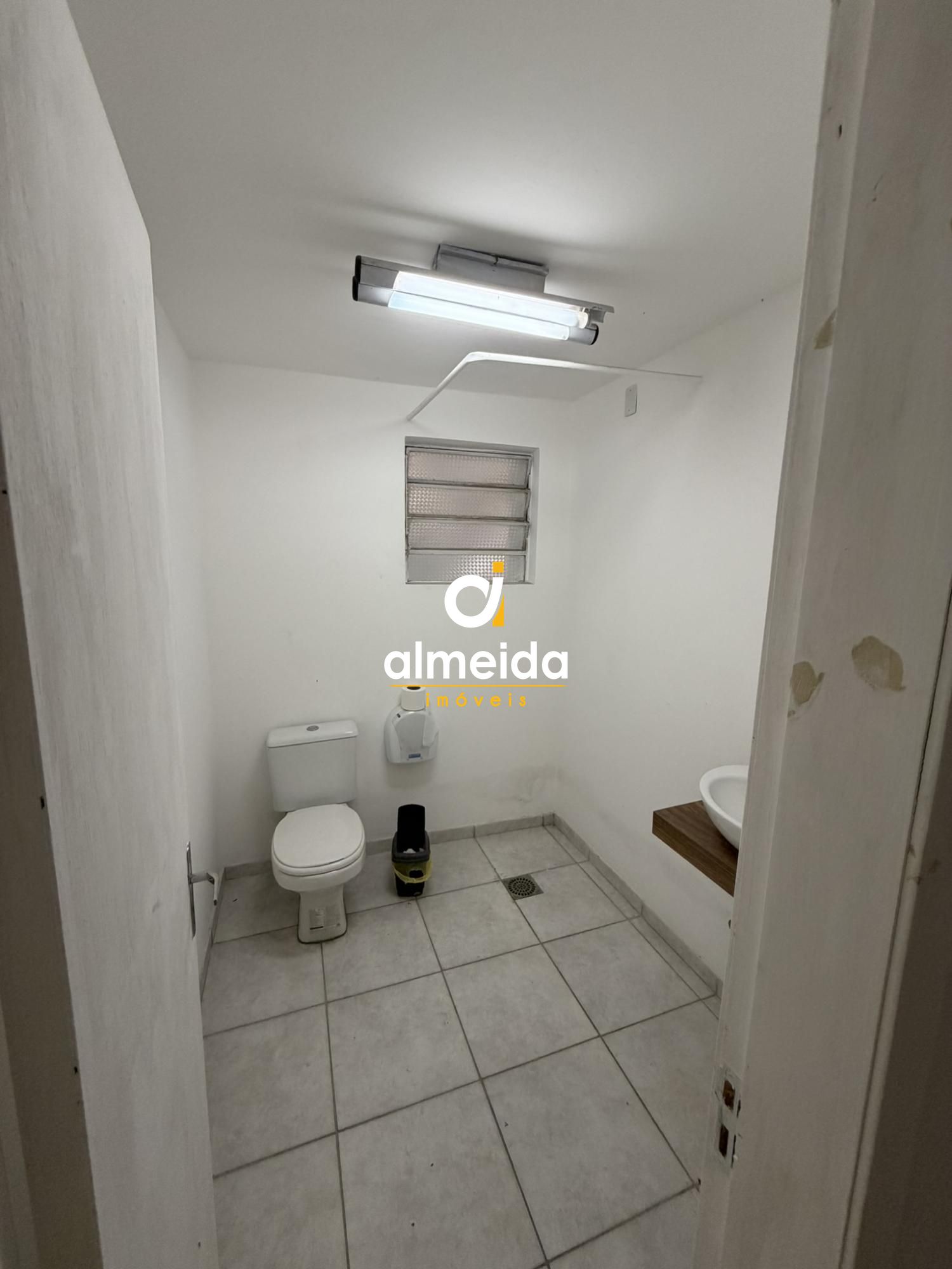 Sala comercial em excelente localizaçao no centro da cidade.