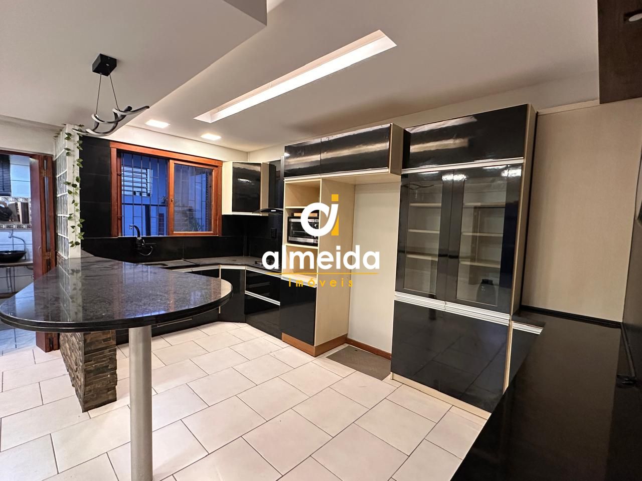 Casa térrea ampla com piscina localização estratégica com fá