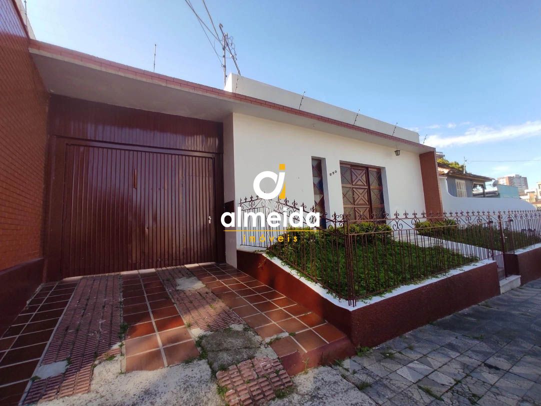 Casa à venda e aluguel com 6 quartos, 250m² - Foto 1