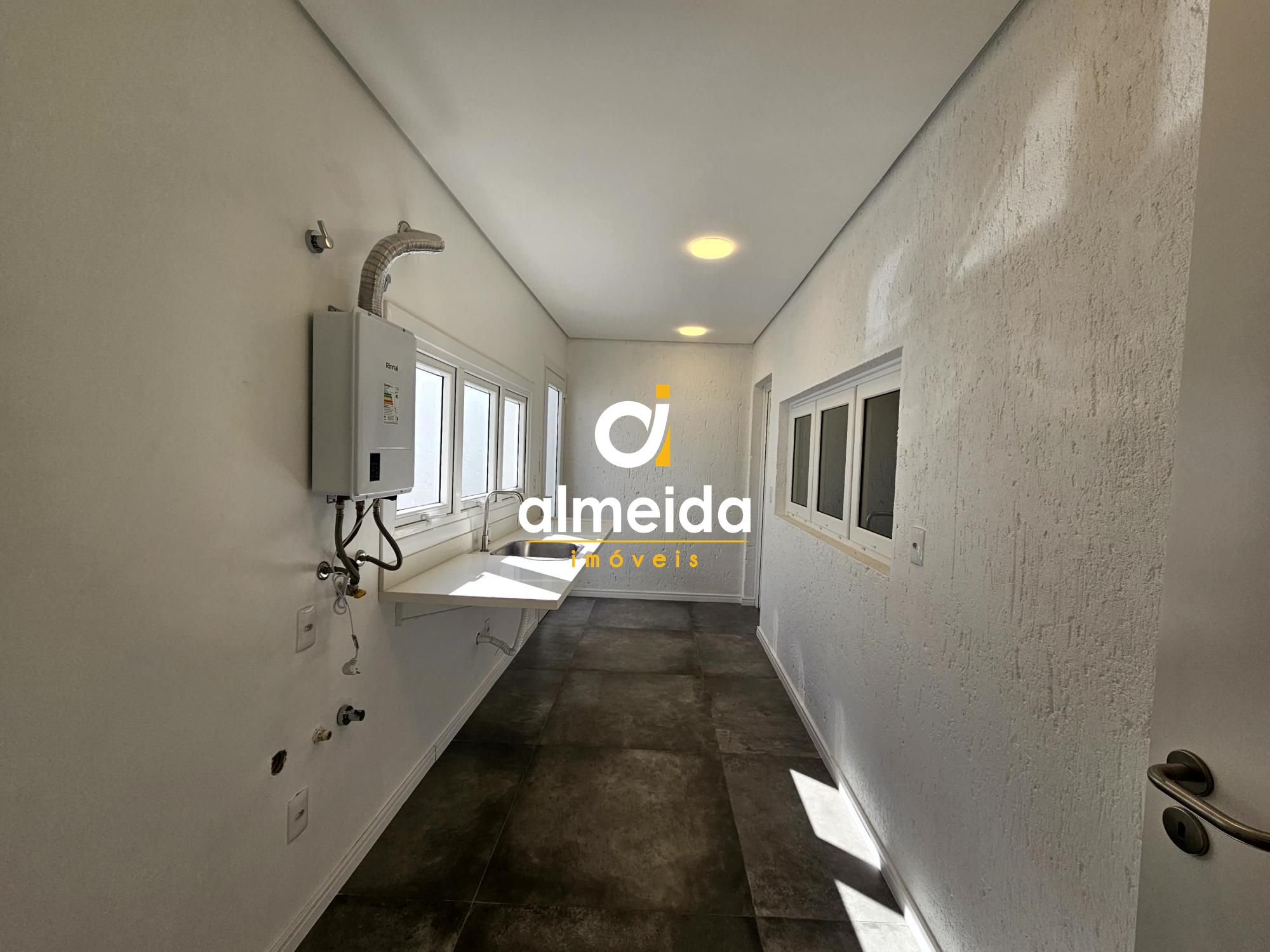 Projeto com acabamento refinado e materiais de alto padrão