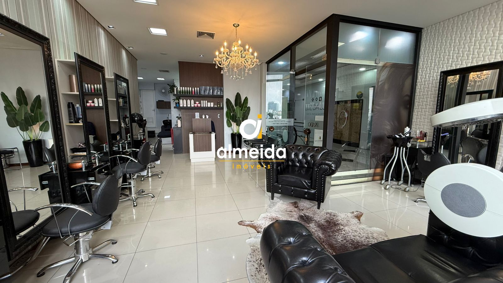 Ampla sala comercial mobiliada no santa maria shopping.
