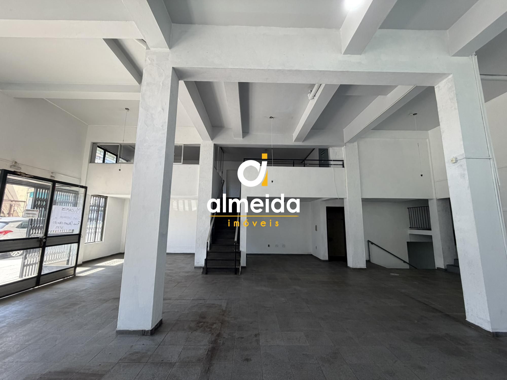Ampla loja na avenida angelo bolson.