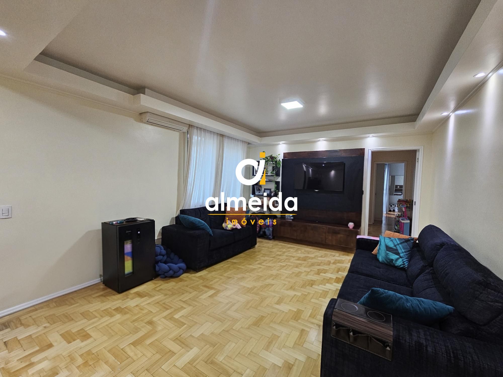 Apartamento amplo de 2 dormitórios no centro de santa maria 