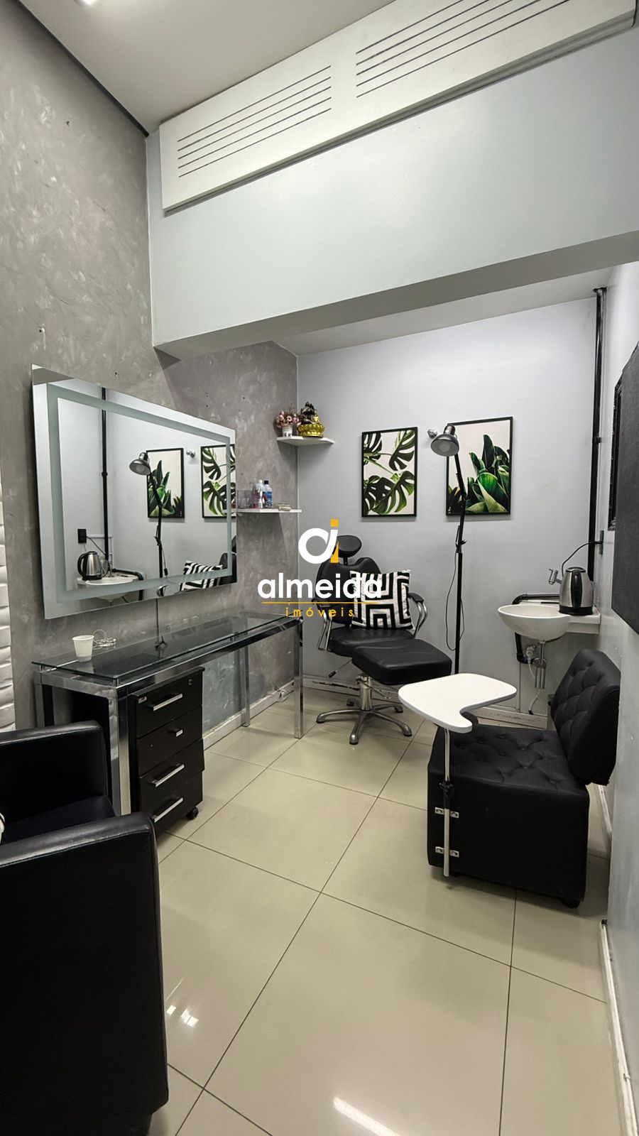 Ampla sala comercial mobiliada no santa maria shopping.