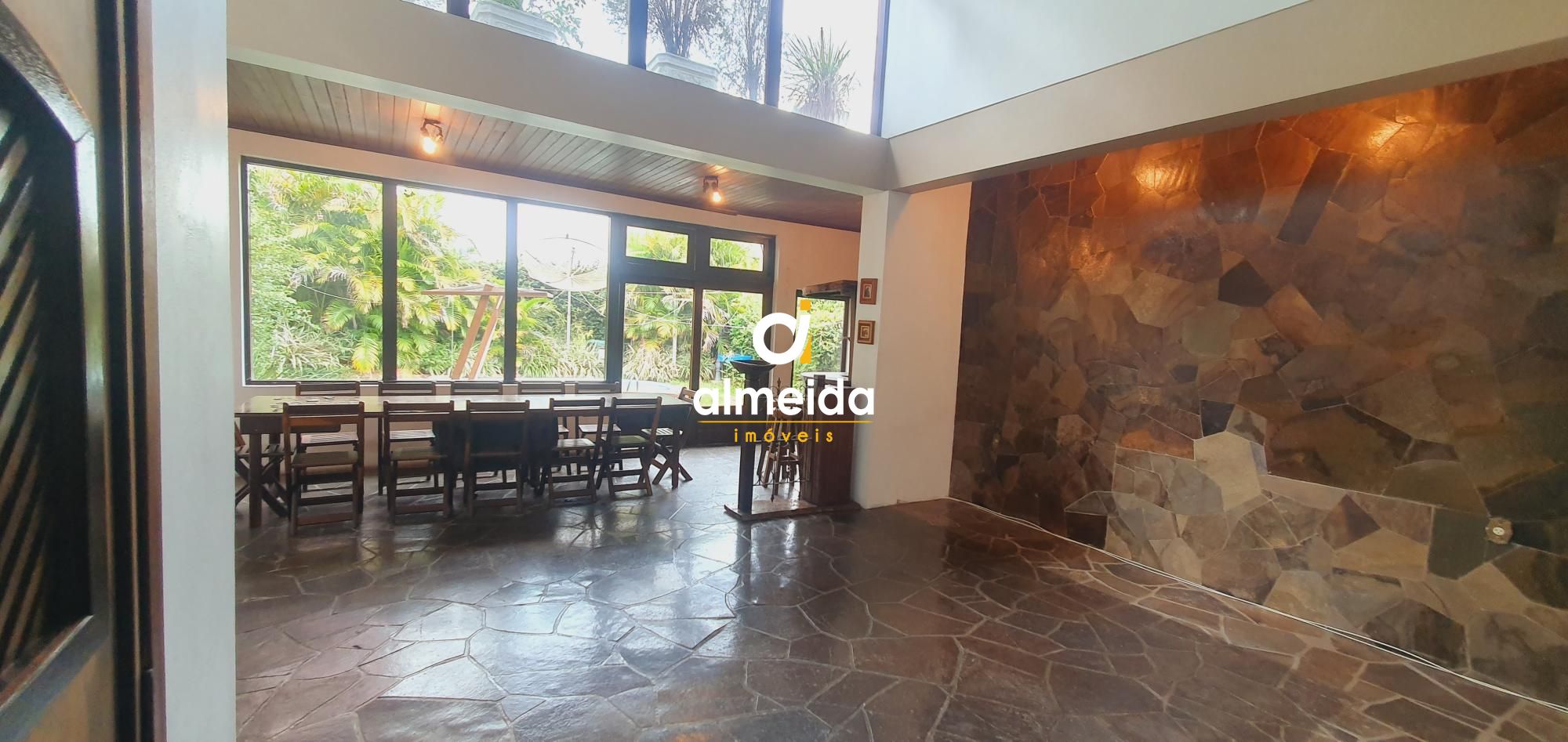 Casa para alugar com 8 quartos, 350m² - Foto 2