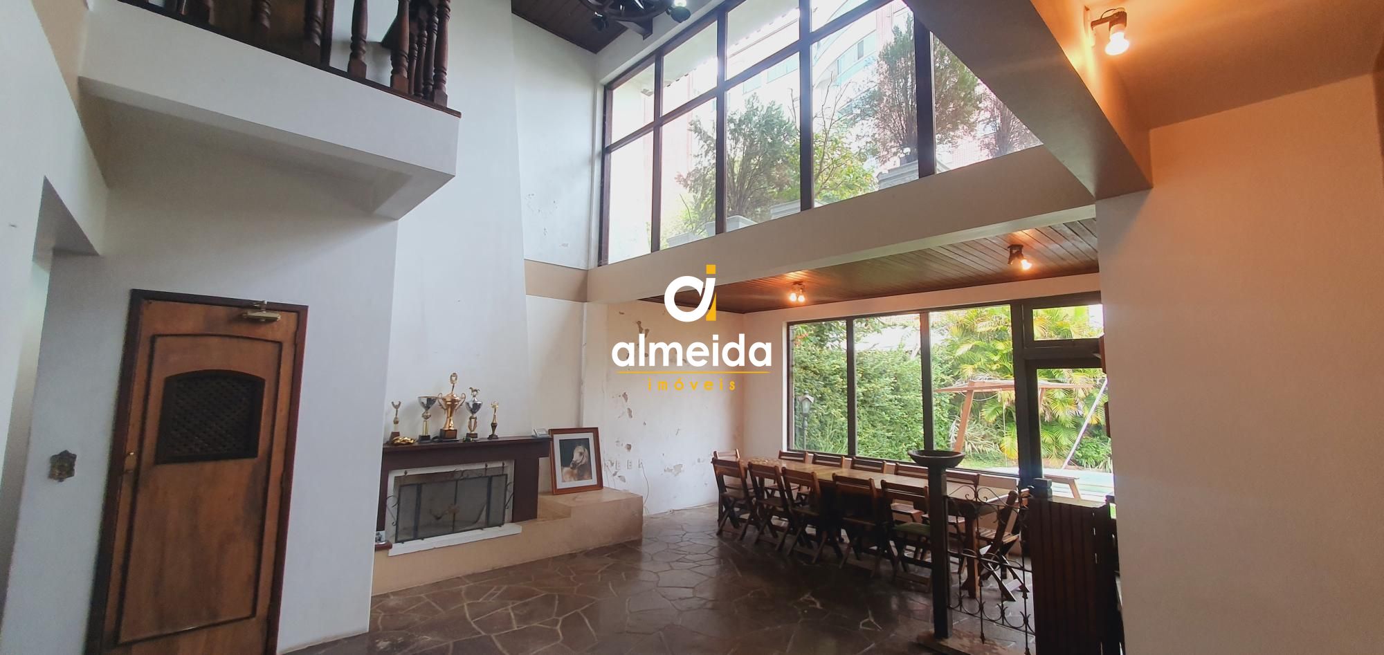 Casa para alugar com 8 quartos, 350m² - Foto 4