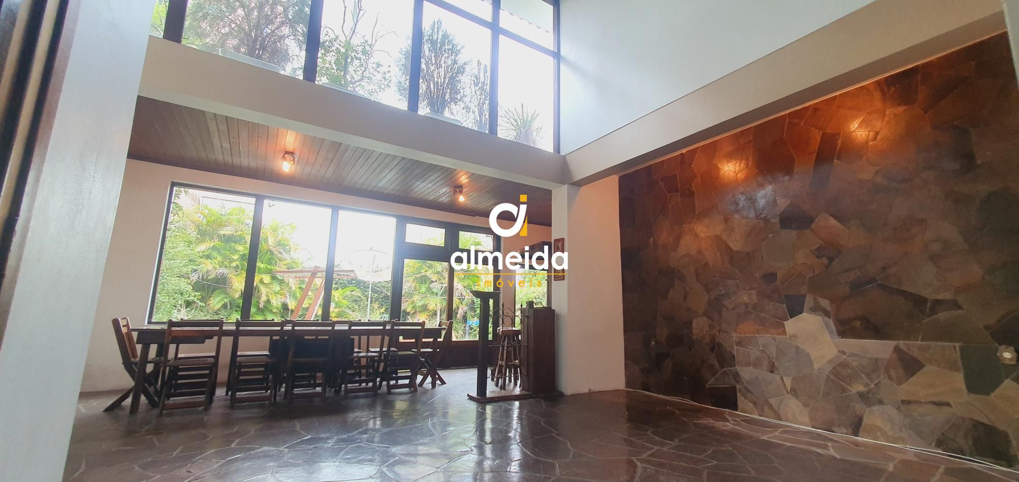 Casa para alugar com 8 quartos, 350m² - Foto 1
