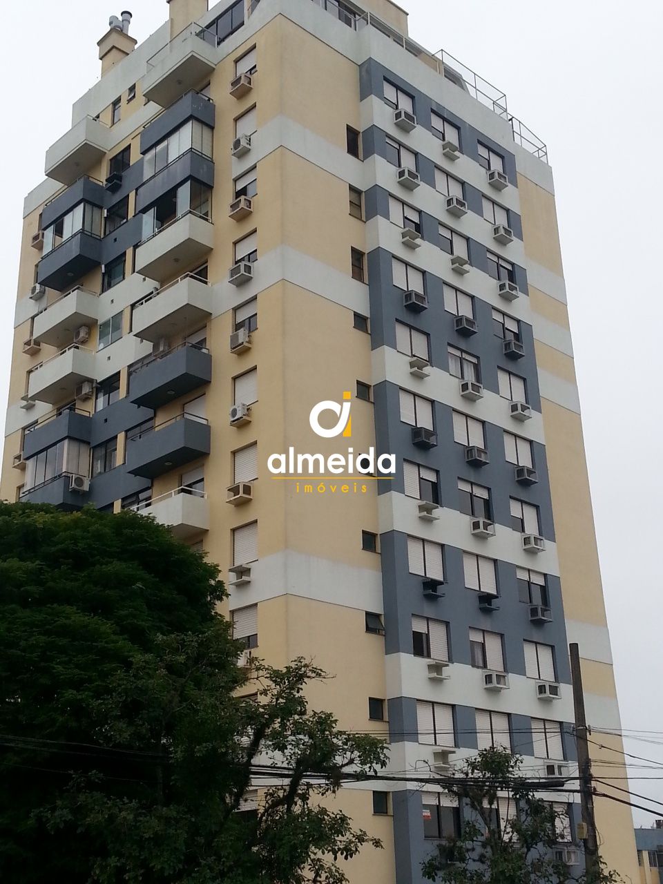 Amplo apartamento em ótimo condomínio de santa maria!