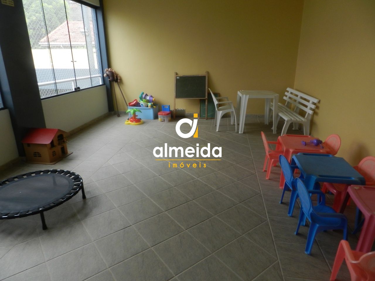 Amplo apartamento em ótimo condomínio de santa maria!