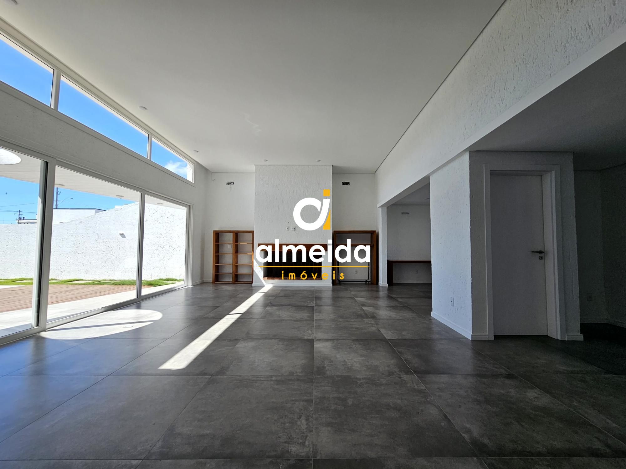 Projeto com acabamento refinado e materiais de alto padrão