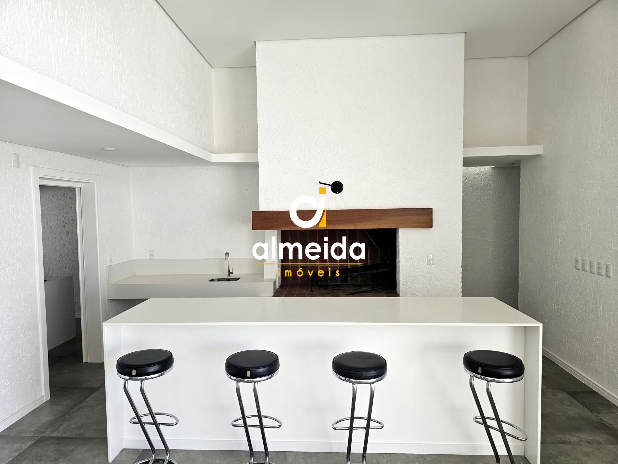 Projeto com acabamento refinado e materiais de alto padrão
