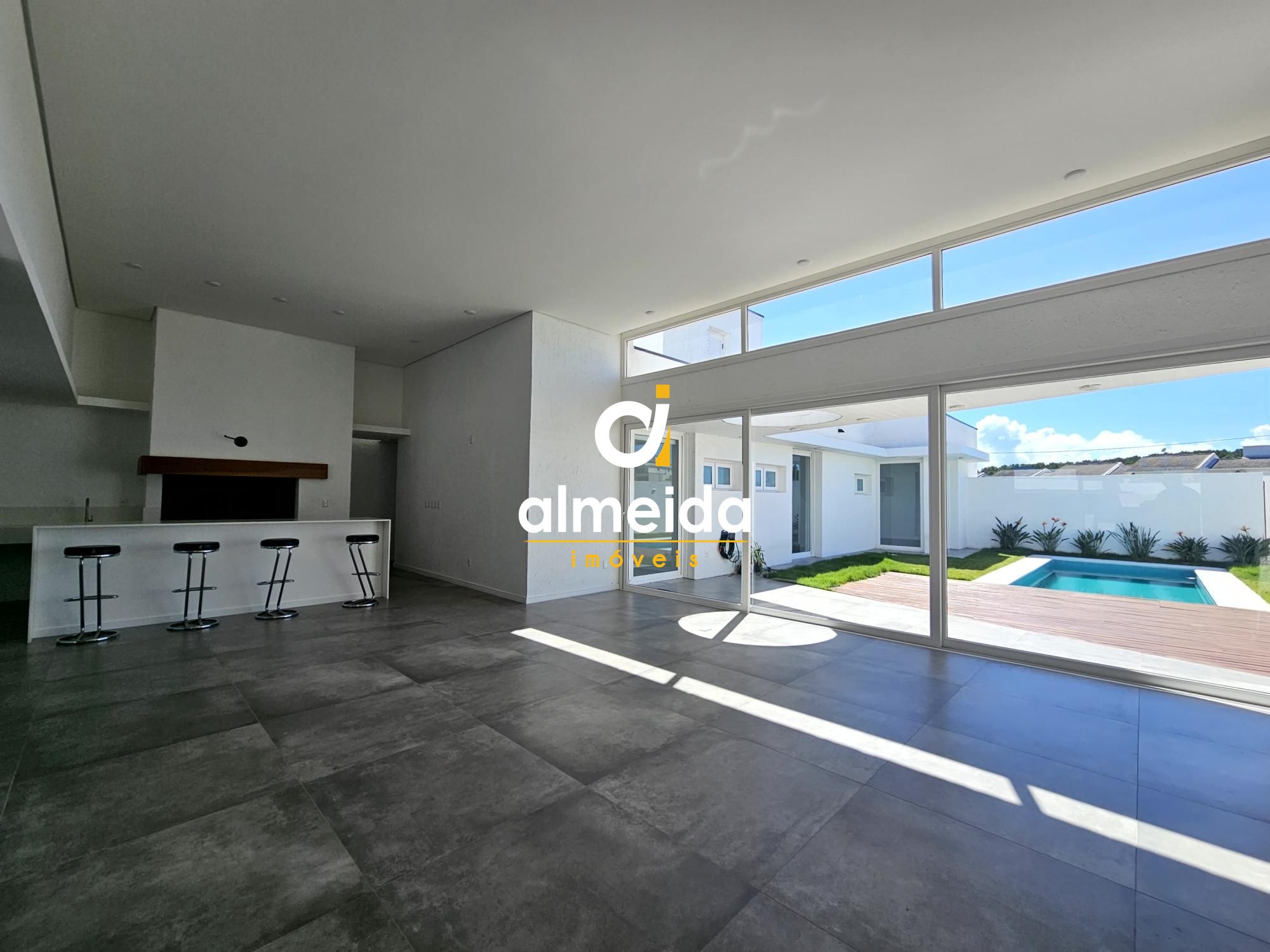 Projeto com acabamento refinado e materiais de alto padrão