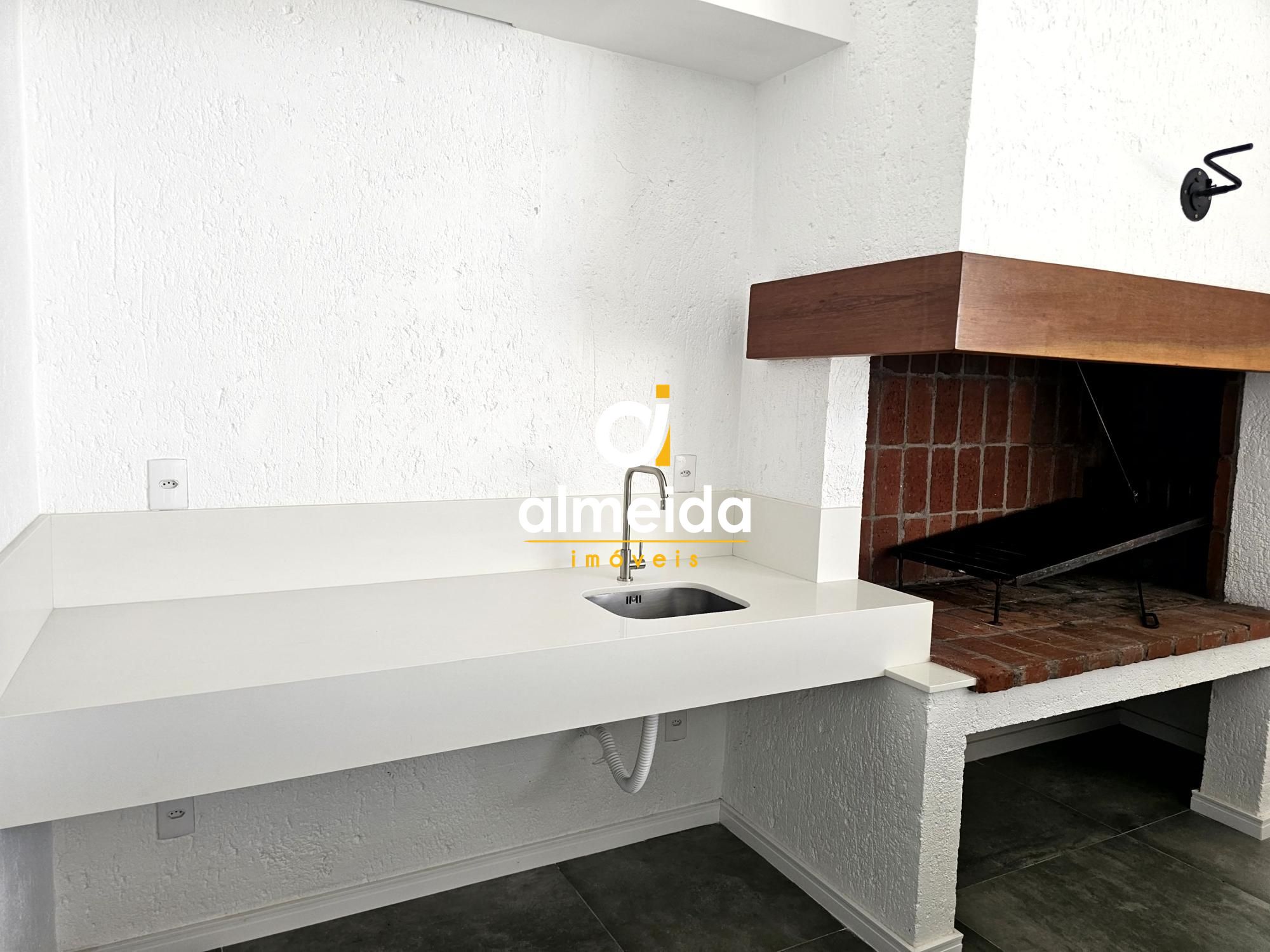 Projeto com acabamento refinado e materiais de alto padrão