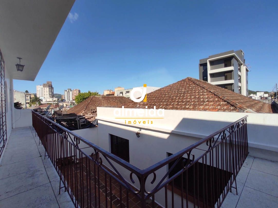 Casa à venda e aluguel com 6 quartos, 250m² - Foto 2