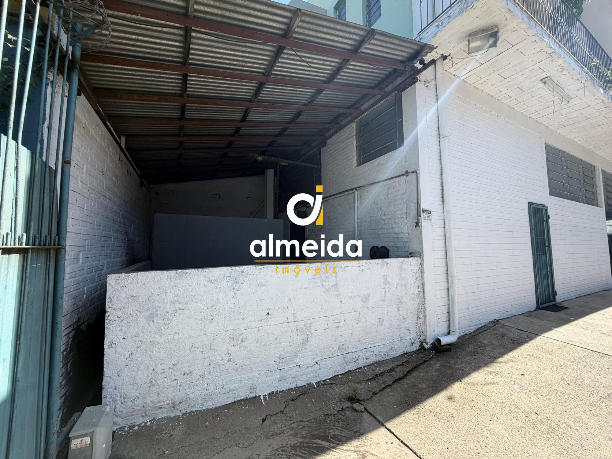 Ampla loja na avenida angelo bolson.
