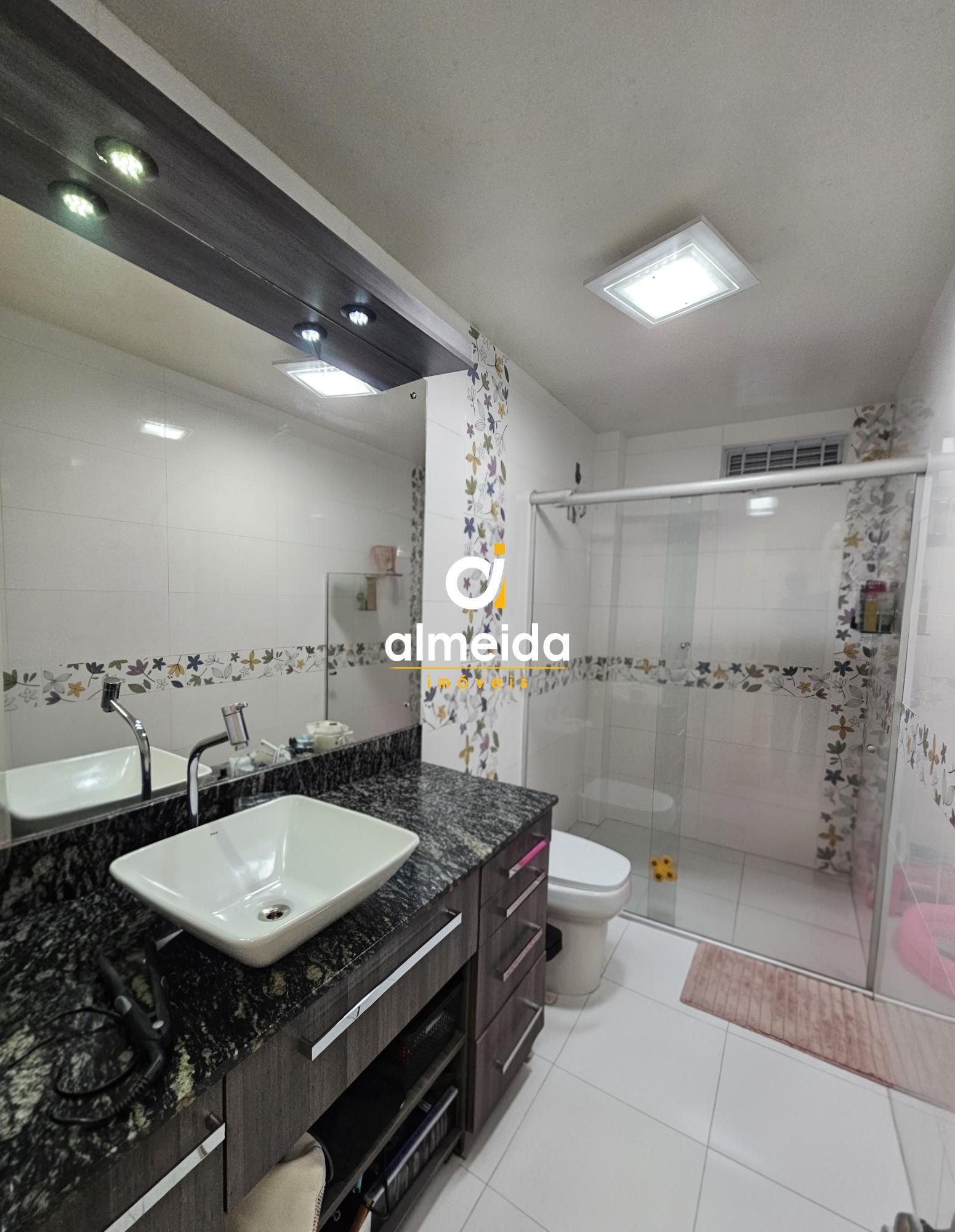 Apartamento amplo de 2 dormitórios no centro de santa maria 