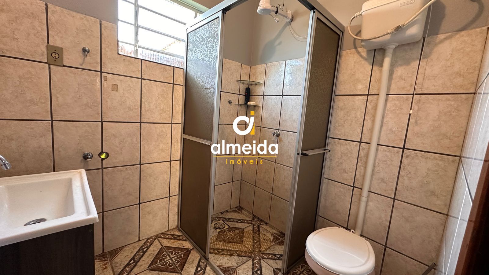 Excelente terreno com 2 casas e piscina.