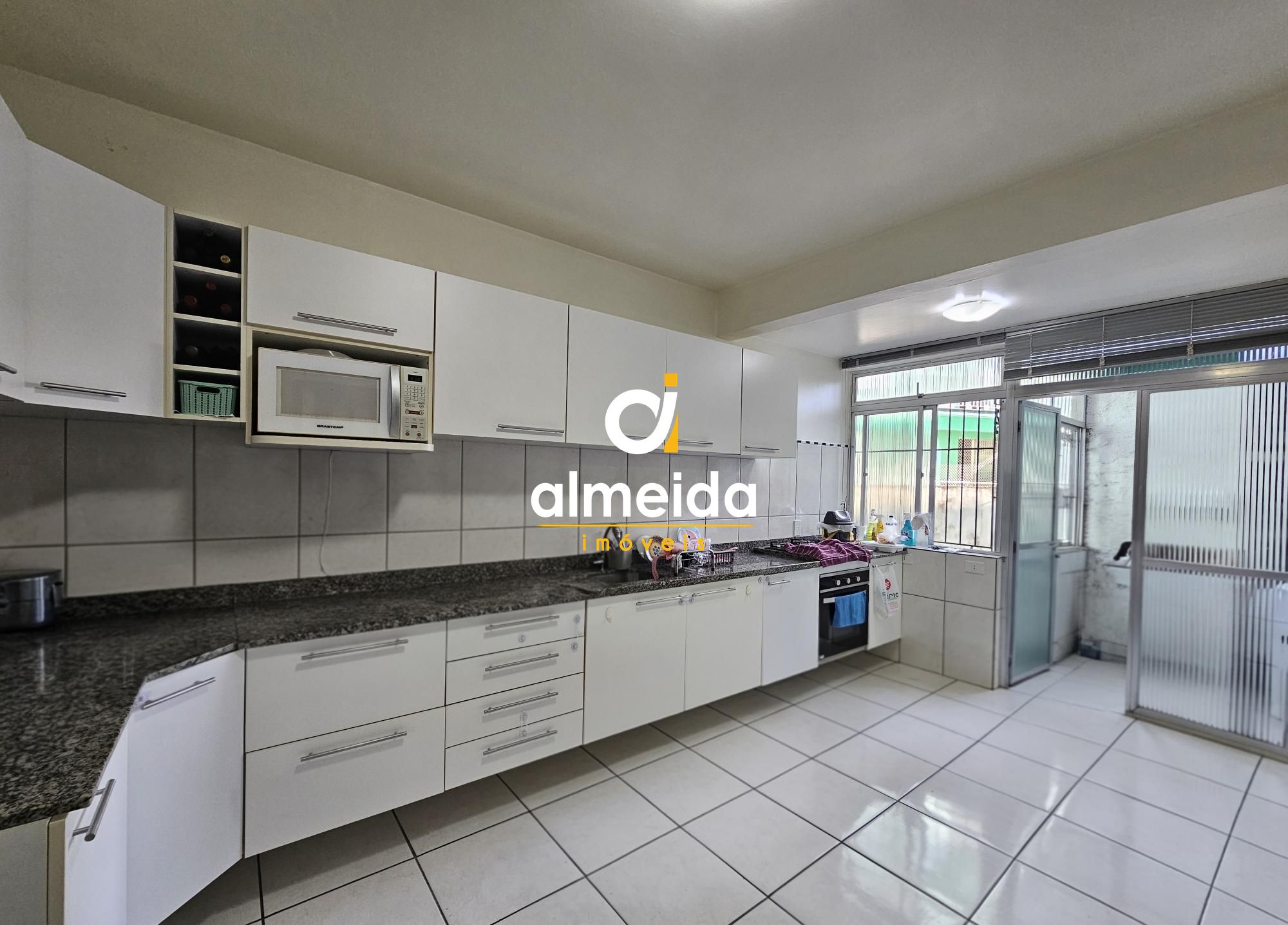 Apartamento amplo de 2 dormitórios no centro de santa maria 