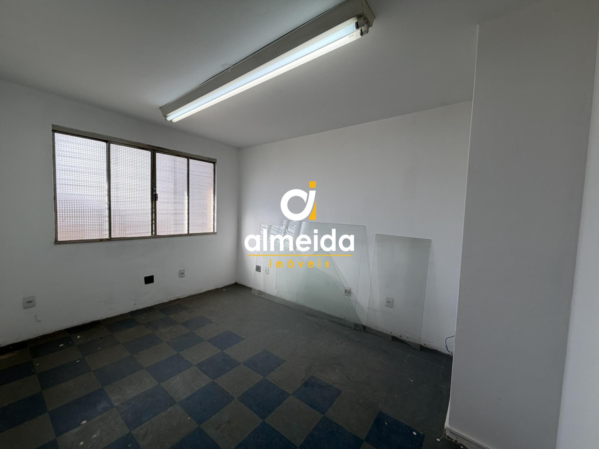 Sala comercial em excelente localizaçao no centro da cidade.