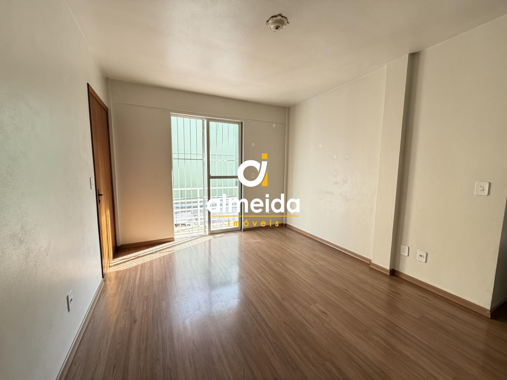 Apartamento 2 quartos, garagem no centro.