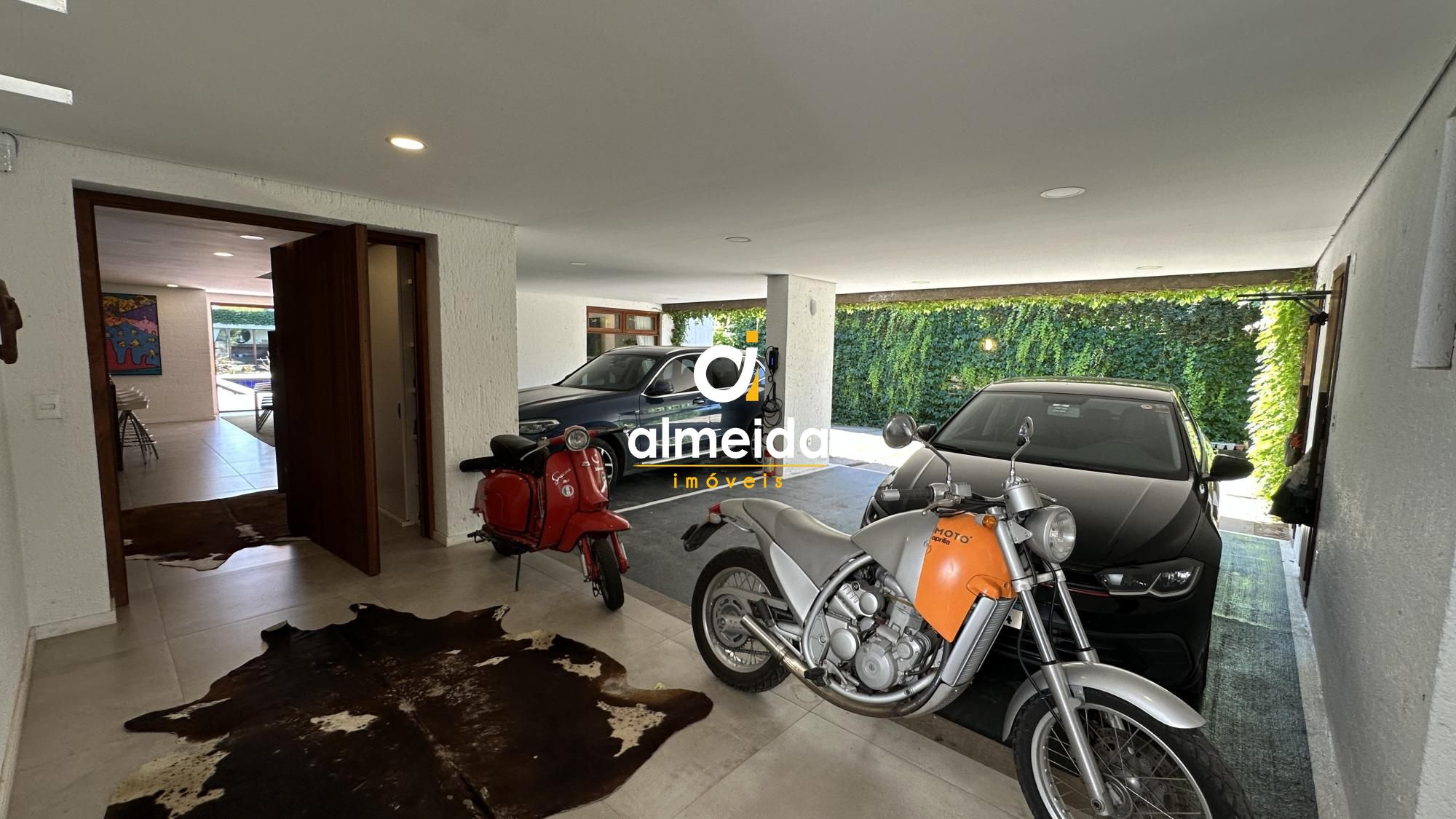 Casa com piscina e linda área verde