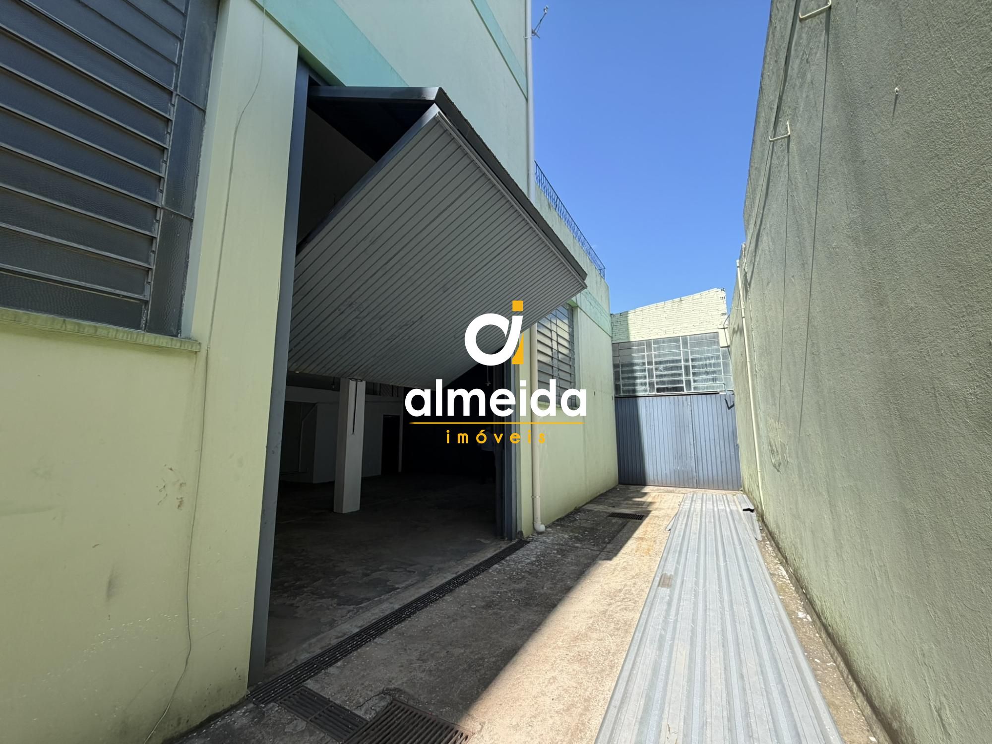 Ampla loja na avenida angelo bolson.