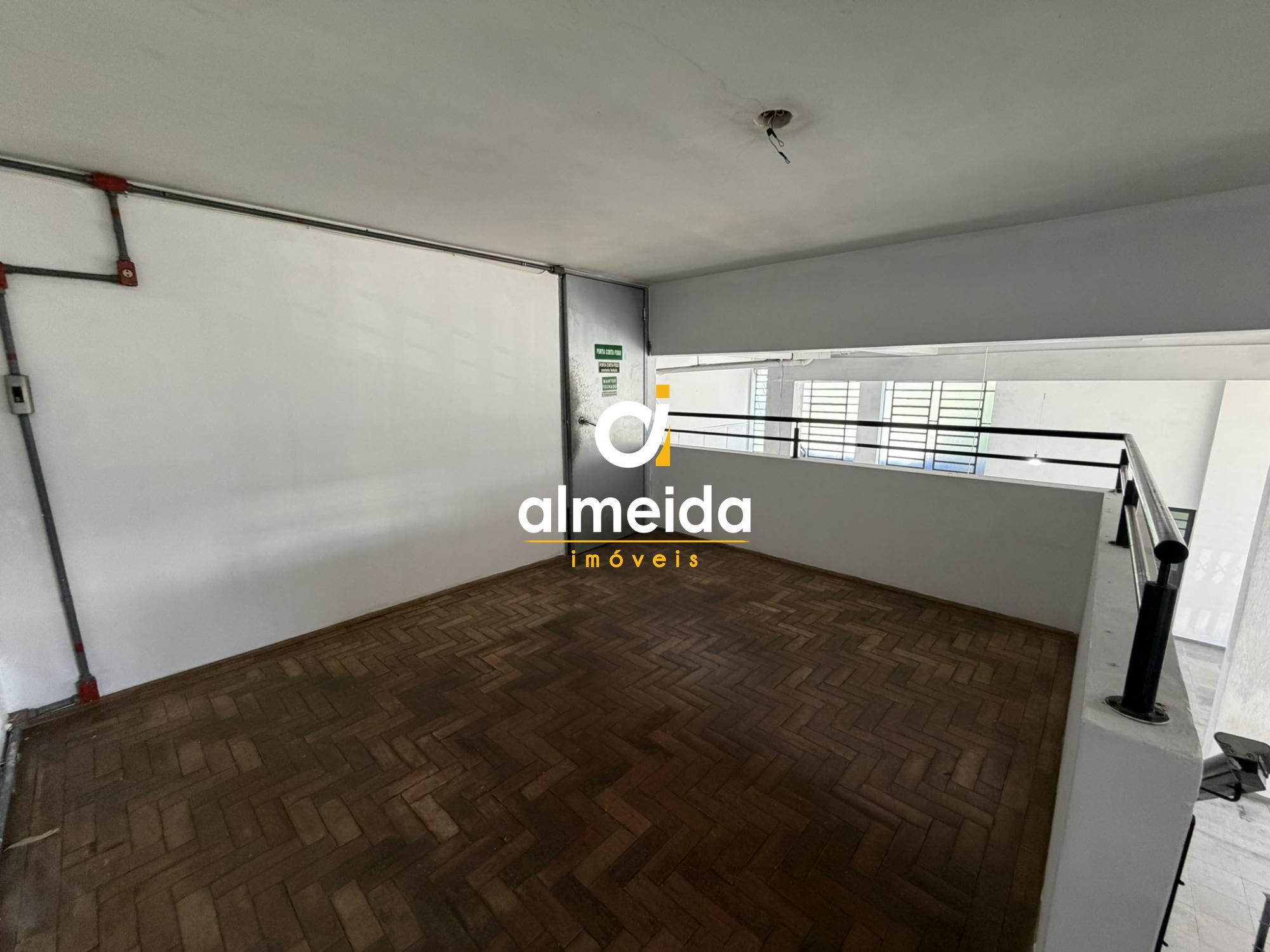 Ampla loja na avenida angelo bolson.