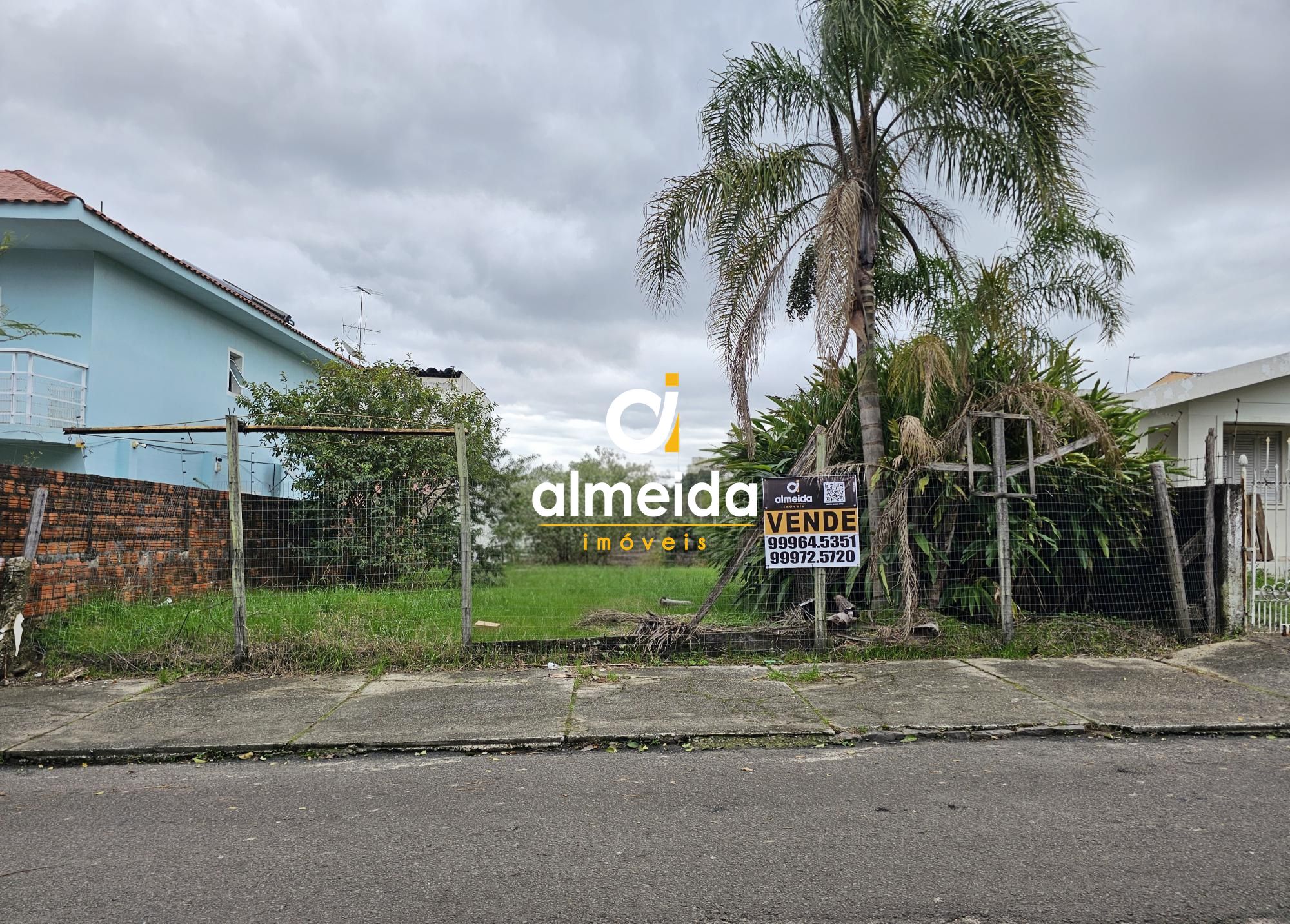Terreno com frente para duas ruas