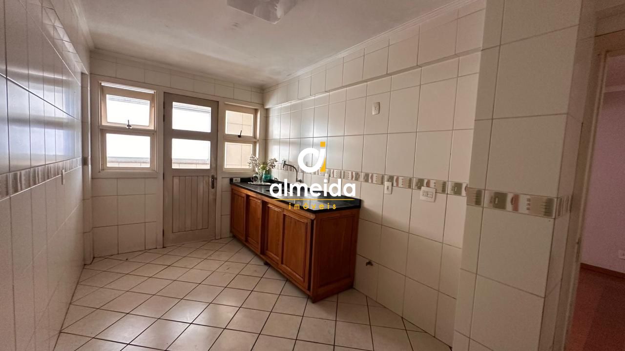 Amplo apartamento, 3 dormitorios, proximo ao quartel.