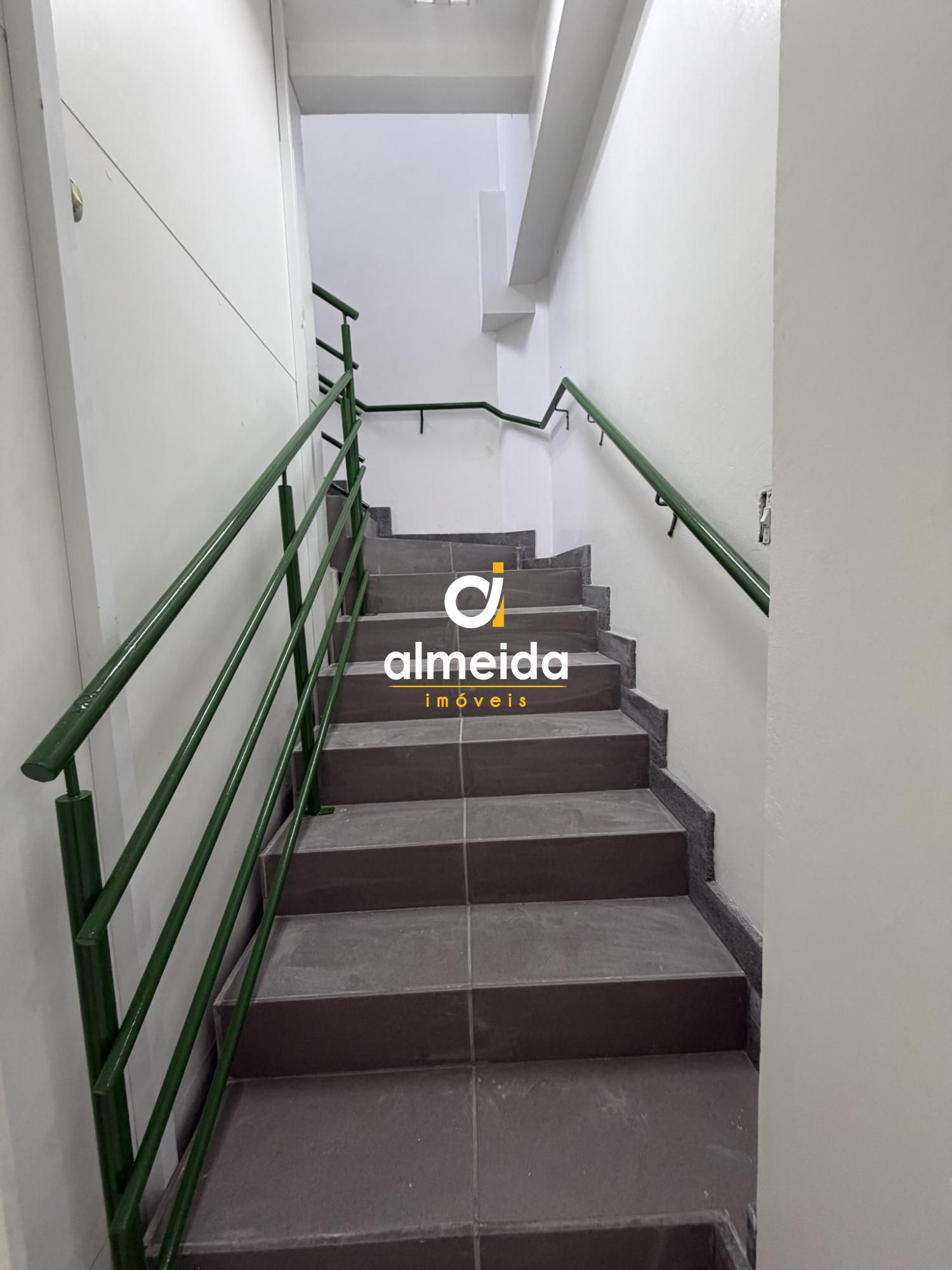 Ampla sala comercial com 2 andares no centro da cidade.