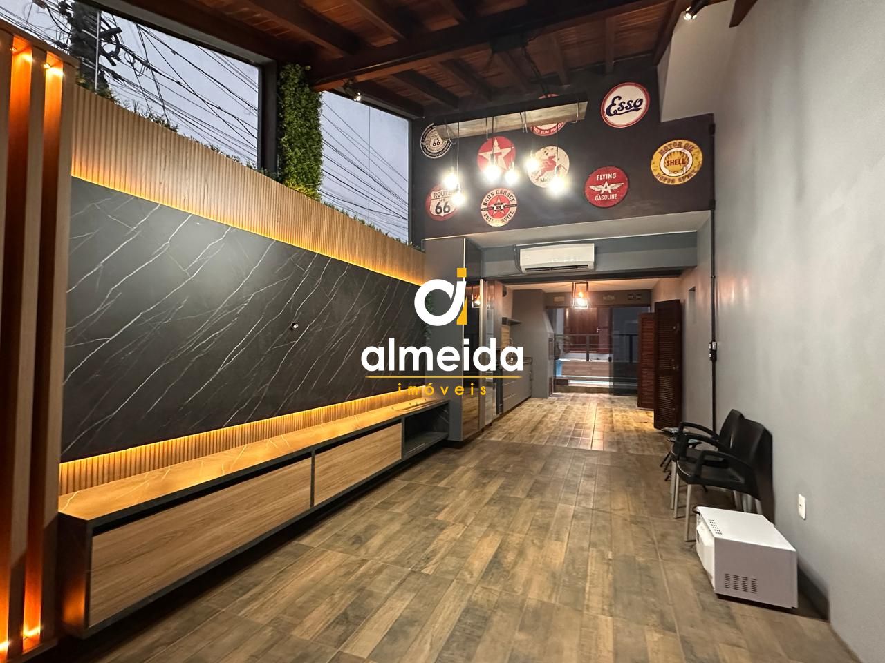 Casa térrea ampla com piscina localização estratégica com fá