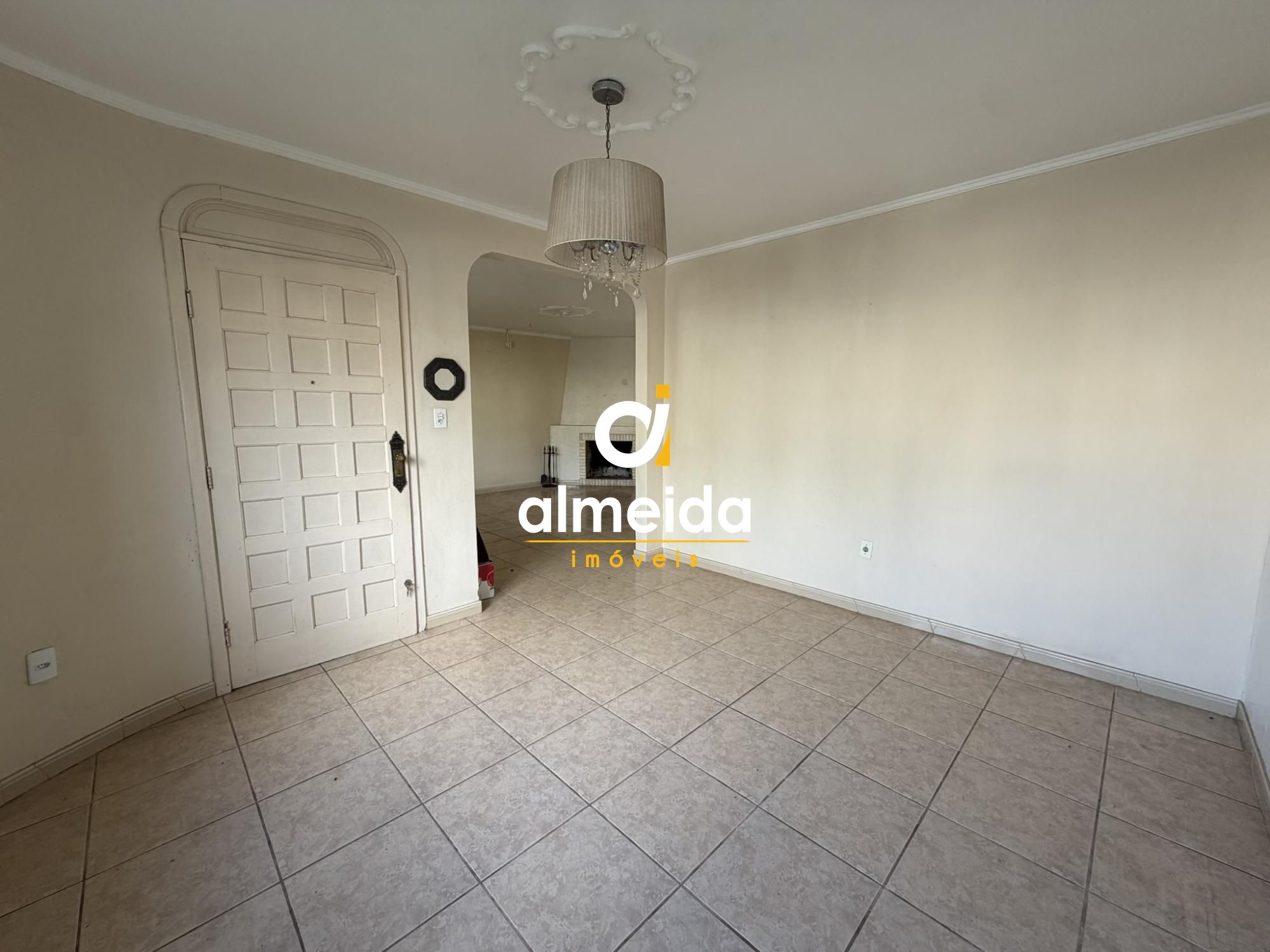 Excelente casa com piscina no bairro duque de caxias.